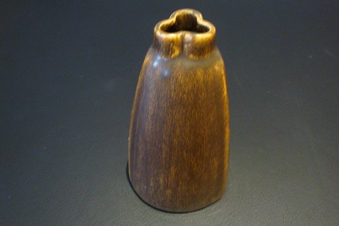 Saxbo vase i brunlig farve. Højde 15 cm og  i perfekt stand.
5000m2 udstilling.