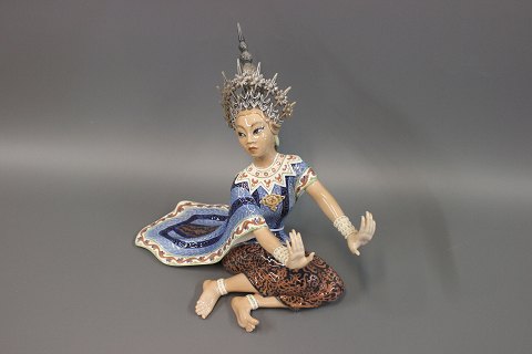 Orientalsk figur af Dahl Jensen, nr 1125. Siamesisk tempeldanserinde.  
5000 m2 udstilling.