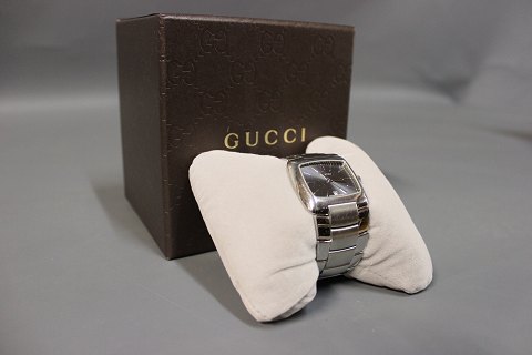 Gucci quartz unisex ur i stål og med dato.
5000m2 udstilling.