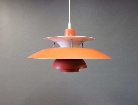 PH5 lampe i rødlig farve designet af Poul Henningsen og fremstillet hos Louis 
Poulsen.
5000m2 udstilling.