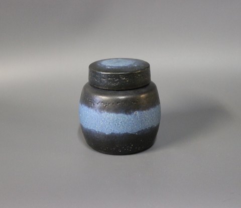 Keramik lågkrukke i lyse- og mørkeblå farver af Nymølle.
5000m2 udstilling.