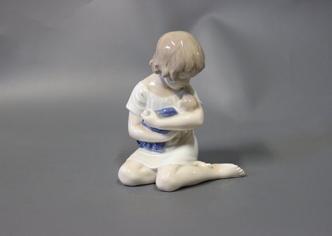 Kgl. porcelænsfigur, barn med baby, nr.: 1938.
5000m2 udstilling.