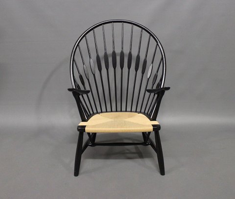 "Påfugl" stolen designet af Hans J. Wegner i 1947 og fremstillet i 1980erne.
5000m2 udstilling.