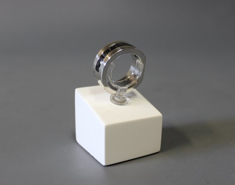 Kraftig ring i 925 sterling sølv med onyx sten af Dyrberg Kern. 
5000m2 udstilling.