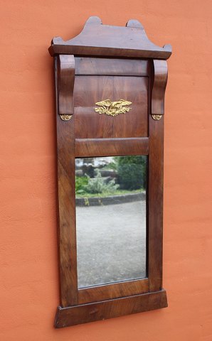 Sen Empire spejl i mahogni dekoreret med guldblad fra omkring 1840.
5000m2 udstilling.