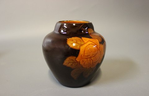Lille keramik vase med brun glasur og dekoreret med blomster motiv af ukendt 
kunstner.
5000m2 udstilling.