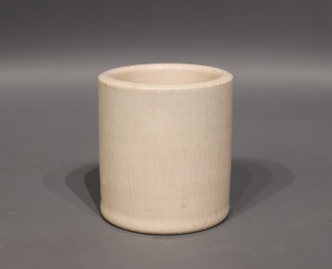 Lille keramik krukke/vase i hvid glasur, nr.: 78 af Saxbo.
5000m2 udstilling.