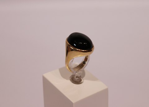 Forgyldt ring med onyx og af 925 sterling sølv.
5000m2 udstilling.
