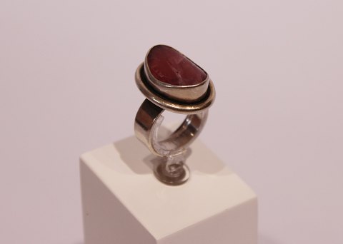 Ring med rosa sten, stemplet H i 925 sterling sølv.
5000m2 udstilling.