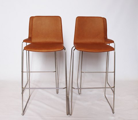 Sæt af 4 barstole, model JW01, med stel af krom og polstret i cognac patineret 
elegance læder, af Jacob Wagner for HAY.
5000m2 udstilling.