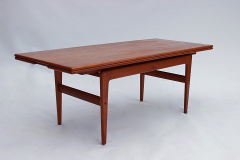 Elevatorbord, kan både bruges som sofabord og spisebord, i teak og af dansk 
design fra 1960erne.
5000m2 udstilling.