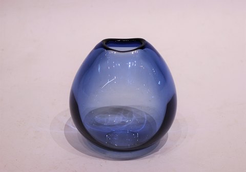 Lille mørkeblå 
glasvase, "Dråben" af Per Lütken for Holmegaard.
5000m2 udstilling.