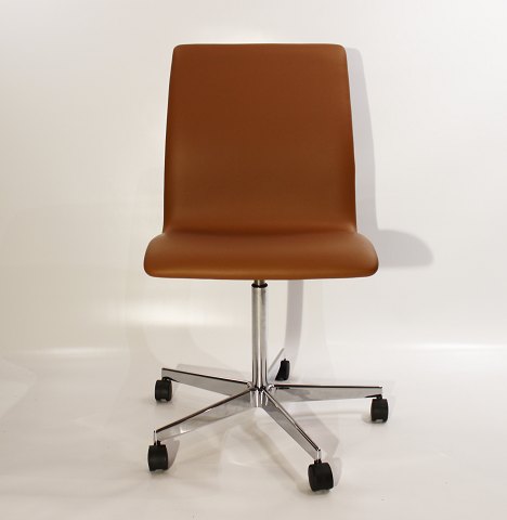 Oxford Classic kontorstol, model 3171, i cognac farvet savanne læder af Arne 
Jacobsen og Fritz Hansen.
5000m2 udstilling.