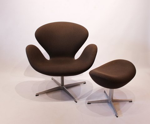 Svane stolen, model 3320, og skammel model 3127, designet af Arne Jacobsen i 
1958 og fremstillet  af Fritz Hansen i 2001 og 2003
5000m2 udstilling.