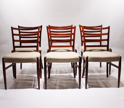 Sæt af 6 spisestuestole af N.O Møller af palisander og polstret med lyst 
uldstof.
5000m2 udstilling.