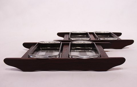 Serveringsbakker i palisander med glas indsats af dansk design fra 1960erne.
5000m2 udstilling.