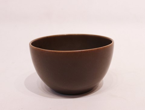 Brun keramik skål af dansk design.
5000m2 udstilling.