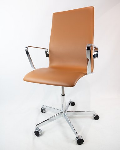 Oxford Classic kontorstol, model 3293C, med original polstring af cognac læder, 
designet af Arne Jacobsen i 1963 og fremstillet af Fritz Hansen.
5000m2 udstilling.
