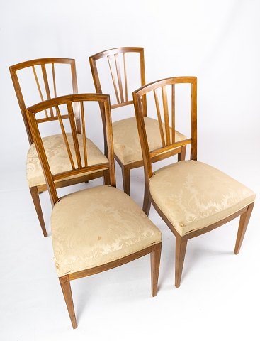 Et sæt af fire spisestuestole af mahogni med intarsia og polstret med lyst stof 
fra 1920erne.
5000m2 udstilling.