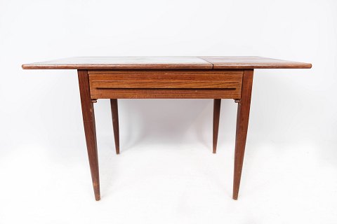 Sidebord med klapper i teak af dansk design fremstillet af Silkeborg Møbelfabrik 
i 1960erne.
5000m2 udstilling.