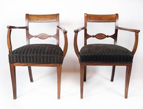 Sæt af to armstole af mahogni og polstret med sort stof, fra 1860erne.
5000m2 udstilling.