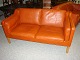 Børge Mogensen 
2-pers. sofa. 
Model BM2212 fra .Fredericia møbel fabrik i cognac farvet skind i perfekt stand 

5000 m2 udstilling 
