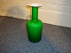 Gulvvase med to farvet glas grøn udvendig og hvid indvendig fra Holmegaard 
5000 m2 udstilling