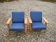 Et par hvilestole designet af Hans Wegner model GE 290 med blåt uldstof i fin 
stand 
5000 Udstilling