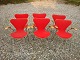 2 stk syver stole med armlæn model 3207 med rød Hallingdahl stof tegnet af Arne 
Jacobsen 
5000 m2 udstilling