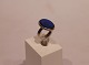 Ring med stor blå sten af 25 sterling silver og af From.
5000m2 udstilling.