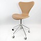 Syver kontorstol, model 3117, uden armlæn og drejefunktion med original 
polstring i lyst naturlæder læder designet af Arne Jacobsen i 1950erne og 
fremstillet af Fritz Hansen.
5000m2 udstilling.