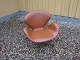 Svane stolen tegnet af Arne Jacobsen i cognac farvet skind 
5000 udstilling