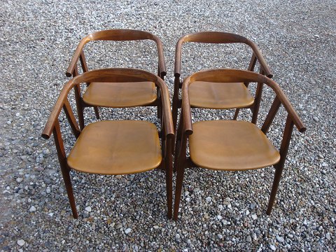 4 egetræs stole med lædersæde tegnet af Hans Wegner lavet på møbelfabrik - Osted Antik & Design
