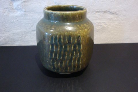 Krukke/vase saxbo nr 227 signeret af Eva Stær Nielsen. Højde 16 cm Dia 15 cm, i 
perfekt stand.
5000m2 udstilling.