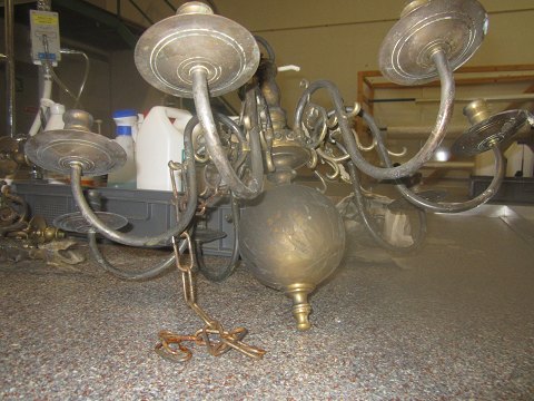 Church chandelier in brass. Before and after restoration.