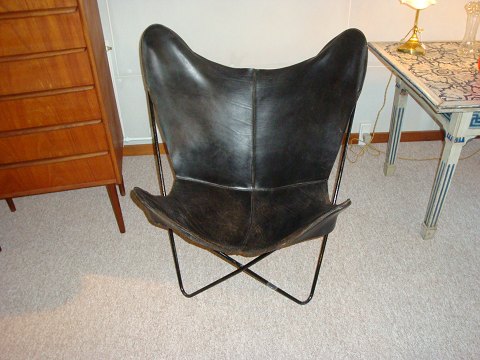 Bats chair in patinated black leather designed by Jorge Ferrain-Hardoy 5000 m2 
showroom