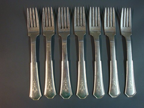 Hans Hansen  family silver nr  8  dinner forks.  Different pieces in stock at 
the moment.
5000m2 showroom.