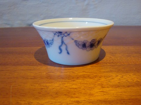 Small bowl in Empire No. 5.
5000m2 showroom.