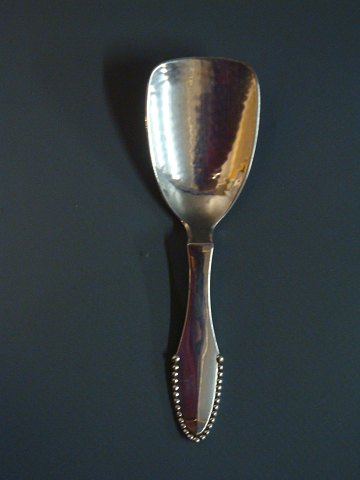 Georg Jensen pellet-figured  special sugar spoon from 1929.  Length 12.3 cm. 
5000m2 showroom.