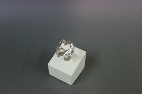 Silver ring shaped like a heart, 925s.
5000 m2 showroom.