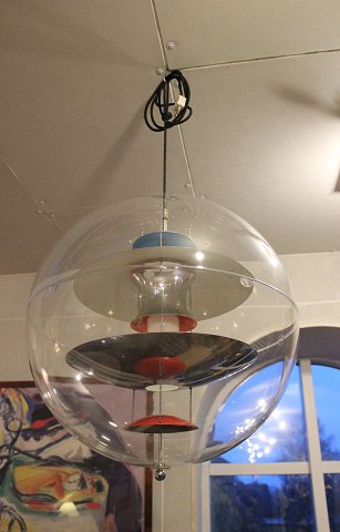 Loftlampe Designet Verner Panton, model Globe. Ø 40.
5000m2 udstilling.