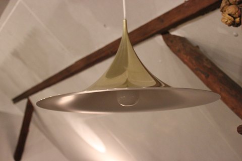 Gubi Semi loftlampe i messing designet af Claus Bonderup 5000m2 udstilling.