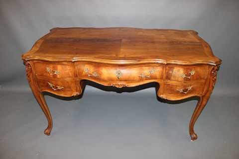 Freestanding desk in mahogany Rococo shaped from the year 1880.
5000m2 showroom.