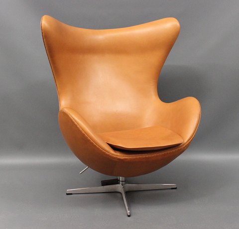 Arne Jacobsen
"ægget". Nypolstret med læder i walnut elegance 5000m2 Udstilling
