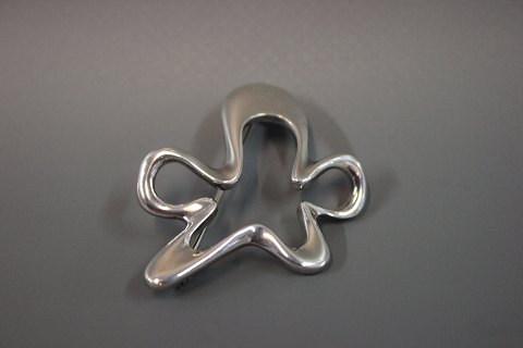 Georg Jensen. Splash - broche udført af sterlingsølv. Nr. 321. Designet af 
Henning Koppel.   
5000 m2 udstilling. 
