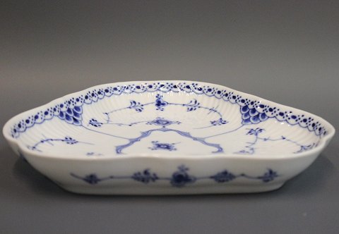 Royal Copenhagen blue fluted half lace triangular dish, no. 515.
5000m2 showroom.