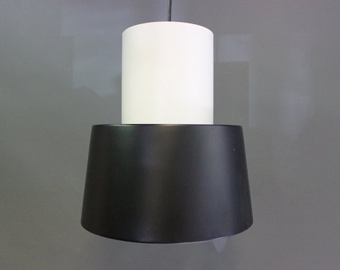 Loftlampe i sort og hvidt metal. Lampen er af dansk design og fra 1970erne.
5000m2 udstilling.