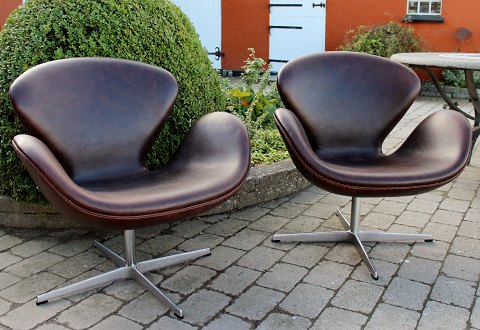 Arne Jacobsen svanestole model 3320 FH.
Mørkebrunt patineret læder.
5000m2Udstilling.