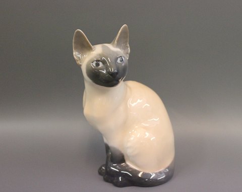 Kongelig porcelænsfigur,
Siameser, nr. 3281. Figuren er fra 1956. 
5000m2 udstilling.