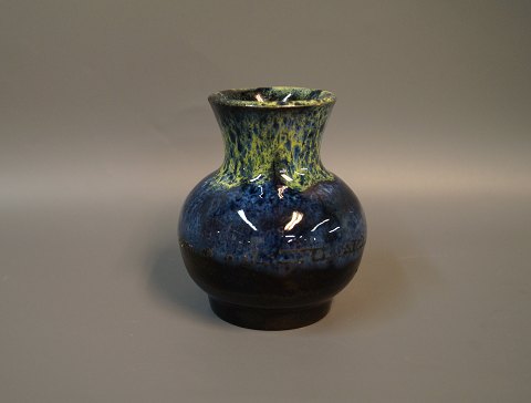 Ceramic vase with dark blue and green glaze from the 1960s by an unknown ceramic 
artist. 
5000m2 showroom.